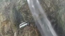 Hindistan'da üstünden şelale akan tehlikeli yol