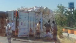 Diyarbakır'da 2 kişi, saman yüklü kamyonun devrilmesiyle yaralandı