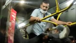 Üsküdar’da, otobüste maske kavgası