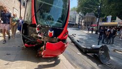 İstanbul'da raydan çıkan tramvay elektrik direğine çarptı