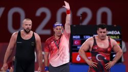 Milli güreşçi Rıza Kayaalp Tokyo'da yarı finalde