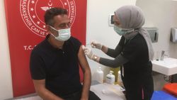 İstanbul'da vatandaş, arkadaşlarını koronavirüs aşısı yaptırmaya götürüyor