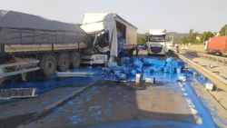 Bursa’da 2 tır çarpıştı, boyalar etrafa saçıldı