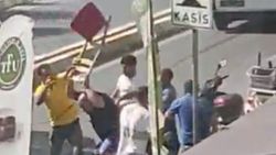 Esenyurt’ta silahlı sopalı park kavgası