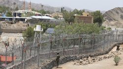 Pakistan, Afganistan sınırına mültecileri engellemek için tel örgü çekiyor