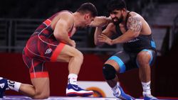 Milli güreşçi Taha Akgül Tokyo'da çeyrek finalde