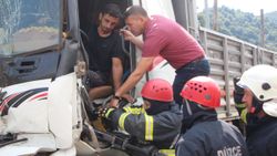 Bolu’da tıra çarpan kamyon sürücüsü 1 saatte kurtarıldı