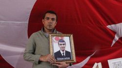 Diyarbakır HDP binası önündeki baba: Oğlumu PKK'ya sattılar
