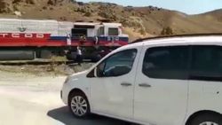 Van’da makinistler, trenle düğün konvoyunun önünü kesti