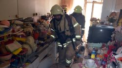 Avcılar'da yangın ihbarına gittiler, çöp evle karşılaştılar