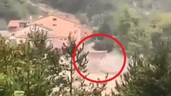 Sinop'ta selin yıktığı ev kamerada