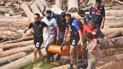 Sinop’ta, tomruklara sıkışan ceset 9 saatte çıkarıldı