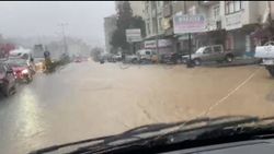 Rize'de sağanak yağış yolları göle çevirdi