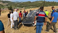Osmaniye'de otomobil, bariyere çarpıp şarampole yuvarlandı