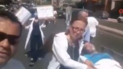 Lübnan’da ambulansın benzini bitti, hastaları yürüyerek taşıdılar