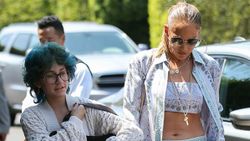 Jennifer Lopez'in kızı Emme tarzıyla şaşırttı