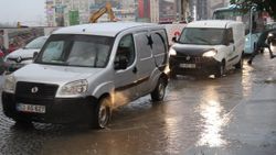 Rize’de sağanak yağış etkili oldu