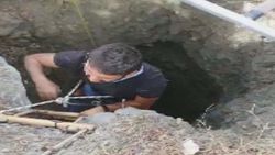 Arnavutköy’de, fotoğraf çekerken definecilerin açtığı çukura düştü
