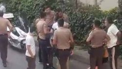 Küçükçekmece'de evden çıkan hırsızlar bekçilere yakalandı