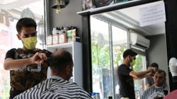 Elazığ'da aşı olana indirimli tıraş yapan berber
