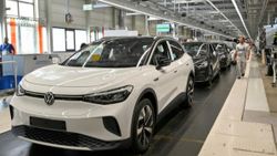 Volkswagen, çip krizi nedeniyle üretimi azaltıyor