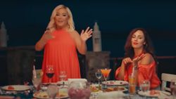 Klipte karşılıklı oynadı, görenler şaştı kaldı! İşte Safiye Soyman'ın kızı...