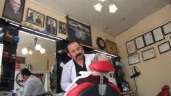 Kütahya'daki berber, aşı olanlara bıyık boyası ve yüz bakımını ücretsiz yaptı