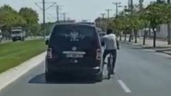 Konya'daki bisikletlinin araca tutunması, trafiği riske attı
