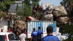 Antalya’da mahalleye çöp yığdılar, ekiplere taş ve sopa ile saldırdılar