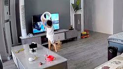 Çin’de, filmdeki kahramana yardım etmek isterken televizyonu kırdı
