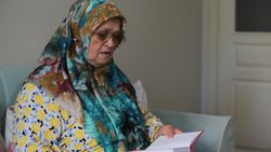 71 yaşında okuma yazma öğrenen Ayşe Teyze'nin hayat hikayesi kitap oldu