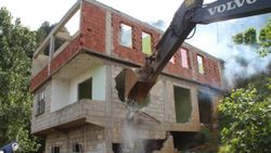 Rize’de heyelan riski altındaki yapıların yıkımı başladı