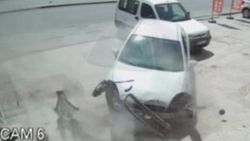 Ankara'da ani fren yapan sürücü dükkana daldı