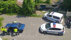 Düzce'de araç çalan kişi, çıkmaz sokağa girince yakalandı