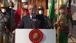 Cumhurbaşkanı Erdoğan, Malazgirt Zaferi için düzenlenen törene katıldı