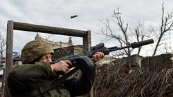 Donbas'ta bir Ukrayna askeri öldü