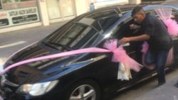 Edirne’de bahşiş için arabanın aynasına tutunup koştu