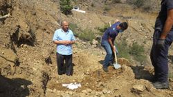 Artvin’de sular altında kalacak ilçede, hüzünlü mezar nakil işlemi