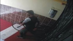 Osmaniye'deki hırsız, zillere rastgele basıp bisiklet çaldı