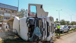 Antalya'da kum yüklü kamyon, otomobile çarpınca devrildi