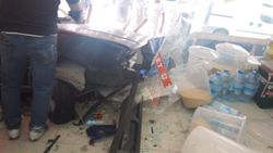 Bahçelievler’de, 17 yaşındaki sürücü kaldırımı aşıp markete daldı