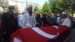 Kazada ölen astsubayın cenaze namazını imam babası kıldırdı