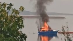 Ayvalık'ta sahile bağlı tekne yandı