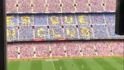 Barcelona taraftarı tribünden PSG'ye küfür etti