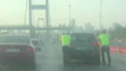 İstanbul'da aracı bozulan sürücüye polisler yardım etti