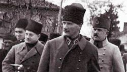 Ünlülerin '30 Ağustos' paylaşımları