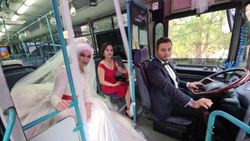 Karabük’te şoför, halk otobüsünü gelin arabası yaptı