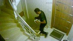 Sultangazi’de, apartmana giren hırsız ayakkabıları topladı