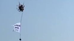 Kocaeli'de kendisini affettirmek isteyen genç, gökyüzünde pankart açtı