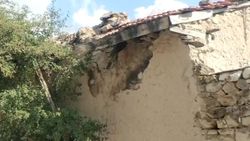 Kütahya’daki deprem, Afyonkarahisar’da ahır duvarını yıktı